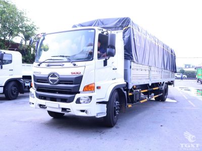 Xe tải Hino FG8JP8A 8 tấn thùng bạt gắn bửng nâng, mạnh mẽ và tiết kiệm nhiên liệu, phù hợp vận chuyển hàng hóa linh hoạt.