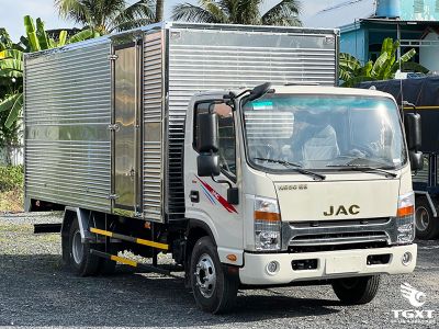 Xe tải Jac N650 E5 6.2T thùng kín gắn bửng nâng, thiết bị vận chuyển hiệu quả, động cơ Đức mạnh mẽ.