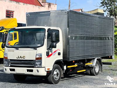 Xe tải Jac N650 E5 6.2T thùng kín gắn bửng nâng, thiết bị vận chuyển hiệu quả, động cơ Đức mạnh mẽ.