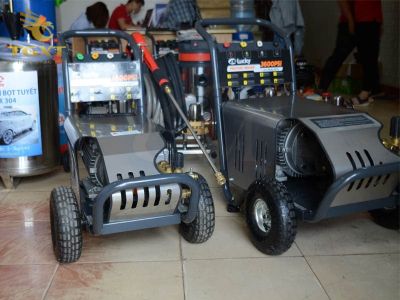 may-rua-xe-cao-ap-2600psi-4kw-dien-220v-1.jpg Máy rửa xe cao áp 2600psi, công suất 4KW, nguồn điện 220V phù hợp cho gara xe tải, giúp nâng cao hiệu quả dịch vụ.