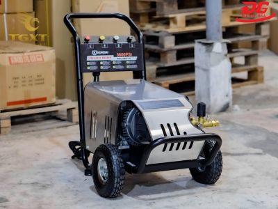 gia-mrx-1.jpg Xe tải đang được rửa sạch bằng máy rửa xe chuyên dụng, đảm bảo hiệu quả và chất lượng cao.