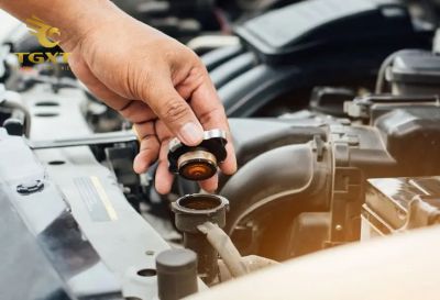 cau-tao-binh-nuoc-mat-2.jpg Hình ảnh cấu tạo bình nước làm mát xe tải gồm lõi radiator, bình chứa, nắp áp suất và ống dẫn, giúp duy trì nhiệt độ động cơ hiệu quả.