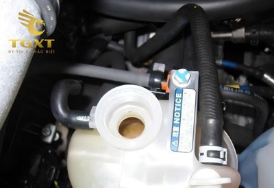 binh-nuoc-mat-va-phu-1.jpg Bình nước phụ và két nước ô tô, thiết bị cần thiết trong hệ thống làm mát xe tải.