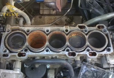 dau-hieu-ro-gi-1.jpg Hình ảnh xe tải với bình nước làm mát rò rỉ hoặc nứt, gây hậu quả nặng nề cho hệ thống làm mát.