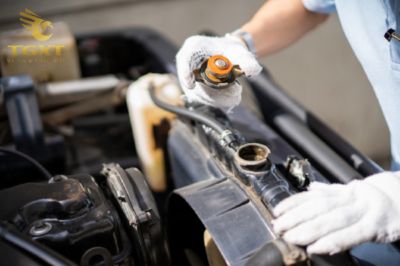 huong-dan-thay-1-1.jpg Hướng dẫn thay bình nước làm mát xe tải đúng kỹ thuật bằng hình ảnh