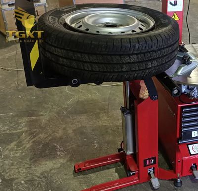 449-sr66-3.jpg Xe tải đang được bảo trì hệ thống ra vào lốp, đảm bảo hoạt động ổn định.