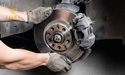 bo-thang-3.jpg Hình ảnh hệ thống phanh xe tải, đặc biệt là bố thắng, trong quá trình bảo dưỡng và kiểm tra để đảm bảo an toàn giao thông.