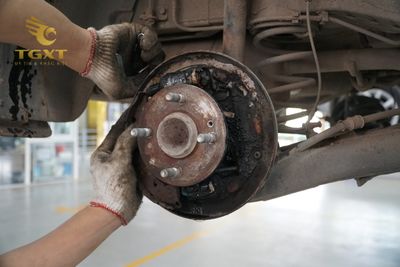 dau-hieu-tang-thang-tay-1.jpg Hình ảnh minh họa dấu hiệu cần tăng thắng tay xe tải để đảm bảo an toàn lái xe.