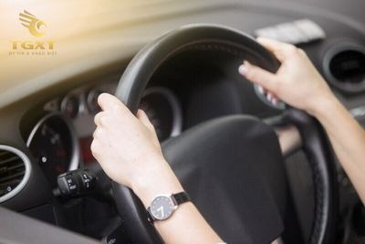 Xe tải với vô lăng bị rung, lệch và cứng, cảnh báo hệ thống lái gặp sự cố nghiêm trọng.