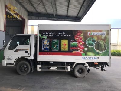 dan-decal-xe-tai-3.jpg Xe tải được trang trí bằng decal cá tính, nổi bật thu hút mọi ánh nhìn.