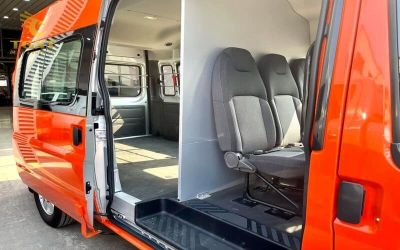 Vách ngăn cabin xe tải van, giải pháp an toàn tối ưu, bảo vệ tài xế khỏi va chạm hàng hóa, nâng cao hiệu quả vận hành.