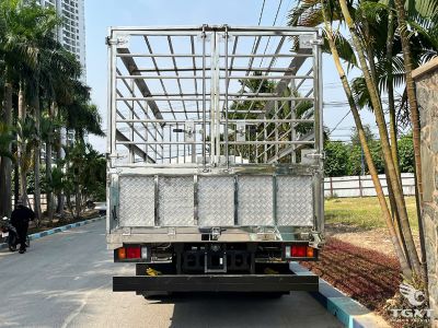 xe-tai-isuzu-frr-frr90ne5-5-tan-ruoi-thung-cho-gia-cam-7.jpg Xe tải Isuzu FRR 5.5 tấn chuyên vận chuyển gia cầm, thiết kế hiện đại, động cơ Euro 5, tiết kiệm nhiên liệu tối ưu, phù hợp ngành chăn nuôi.