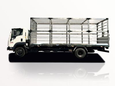 Xe Tải Isuzu FRR FRR90NE5 5.5 Tấn Thùng Chở Gia Cầm 
