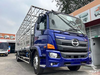Xe tải Hino FG8JP8A 8 tấn, thùng inox, vận chuyển gia cầm an toàn, khí thải Euro 5, phù hợp ngành chăn nuôi.
