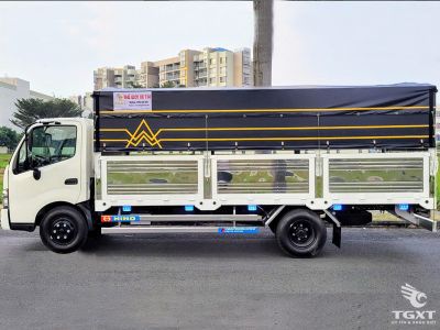 Xe tải Hino XZU710L 2.5 Tấn thùng bạt, bền bỉ và tiết kiệm nhiên liệu, lý tưởng cho vận chuyển hàng hóa trong đô thị và liên tỉnh.