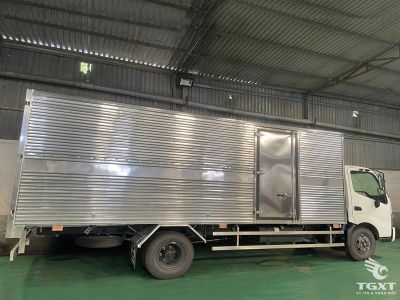 Xe tải Hino XZU710L 2.5 Tấn thùng kín, thiết kế bền bỉ, vận hành tiết kiệm nhiên liệu, phù hợp vận chuyển hàng hóa đa dạng trong đô thị và liên tỉnh.