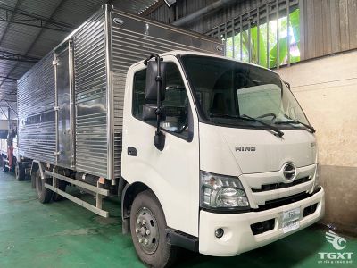 Xe tải Hino XZU710L 2.5 Tấn thùng kín, bền bỉ, tiết kiệm nhiên liệu, phù hợp vận chuyển hàng hoá đa dạng trong nội đô và liên tỉnh.