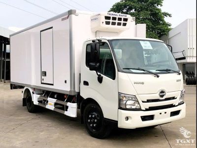 Xe tải đông lạnh Hino XZU720L Euro 5 3.5T, vận chuyển lạnh chuyên nghiệp, công nghệ Nhật Bản, tiêu chuẩn khí thải Euro 5, phù hợp thực phẩm, dược phẩm.
