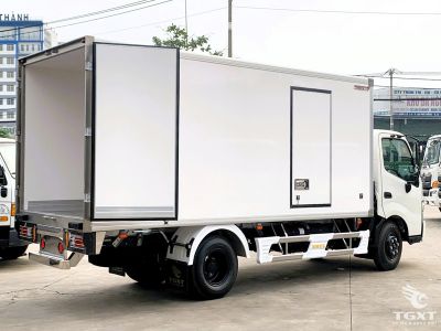 Xe tải đông lạnh Hino XZU720L Euro 5 3.5T, công nghệ Nhật Bản, tiêu chuẩn khí thải Euro 5, vận chuyển lạnh hiệu quả, phù hợp thực phẩm và dược phẩm.