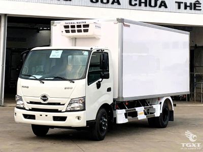 Xe đông lạnh Hino XZU720L Euro 5 3.5T, vận chuyển lạnh an toàn, công nghệ Nhật Bản, đáp ứng tiêu chuẩn khí thải Euro 5, phù hợp thực phẩm, dược phẩm.