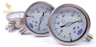 Đồng hồ đo áp suất dầu xe tải giúp theo dõi chính xác hệ thống bôi trơn để đảm bảo vận hành an toàn.