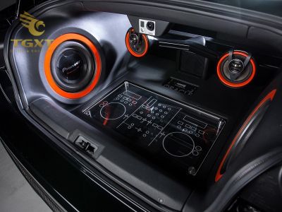 Hệ thống loa cabin xe tải chất lượng cao, chống ồn, kết nối đa năng cho hành trình dài an toàn và thoải mái.