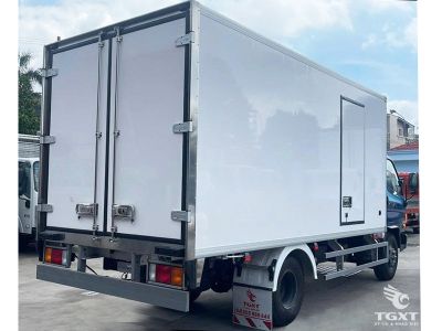 Xe tải Hyundai Mighty W11S 7 tấn thùng bảo ôn, Euro 5, vận chuyển hàng hóa nhạy cảm.