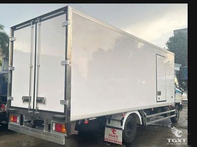 Xe tải Hyundai Mighty W11XL 7 tấn thùng bảo ôn Euro 6, vận chuyển hàng hóa lạnh, tiết kiệm chi phí, phù hợp logistics.