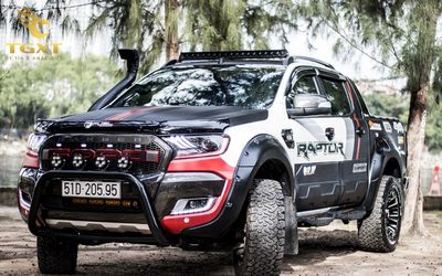 Xe bán tải độ phong cách offroad, phù hợp hành trình khám phá địa hình hiểm trở, chống trơn trượt tối ưu.