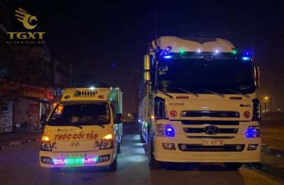 den-suon-canh-bao-xe-tai-2.jpg Đèn sườn cảnh báo xe tải, thiết bị an toàn hiện đại, tăng khả năng nhận diện phương tiện vận tải trong điều kiện thiếu sáng.