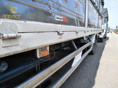 Đèn LED sườn xe tải 12V chống nước, thiết kế bền, tiết kiệm điện, phù hợp an toàn và thẩm mỹ cho xe tải.