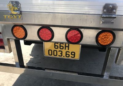 den-hau-xe-tai-3.jpg Đèn hậu xe tải đa dạng với công nghệ LED, đảm bảo an toàn và quy định pháp luật. Lựa chọn, lắp đặt dễ dàng, phù hợp mọi loại xe tải.