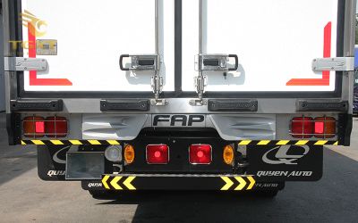 den-hau-xe-tai-1.jpg Đèn hậu xe tải với công nghệ LED hiện đại, tăng cường an toàn khi lái xe trong điều kiện ánh sáng yếu.