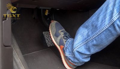 Hướng dẫn kỹ thuật vào số xe tải đúng cách để đảm bảo an toàn và kéo dài tuổi thọ hộp số.