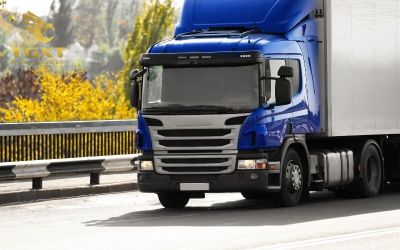 nhung-diem-mu-nguy-hiem-tren-xe-tai-3.jpg Ảnh mô tả các điểm mù nguy hiểm trên xe tải lớn, liên quan đến an toàn giao thông.