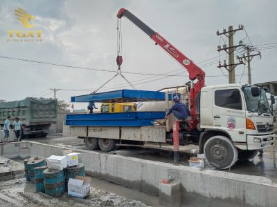 Xe tải đang ở trạm cân 100 tấn, hệ thống chính xác cao, thiết bị cảm biến hiện đại phù hợp cho kiểm soát tải trọng trong vận tải.