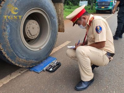 loi-qua-tai-phat-bao-nhieu-1.jpg Xe tải đang chở hàng hoá, cẩn trọng để tránh phạt quá tải theo quy định mới 2025.