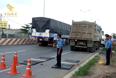 loi-qua-kho-chieu-dai-2.jpg Xe tải chở hàng vượt quá giới hạn chiều dài quy định, nguy cơ vi phạm pháp luật vận tải.