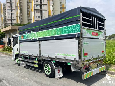 Xe tải Isuzu QKR QMR77HE5 2.4T thùng bạt, vận hành mạnh mẽ phù hợp đô thị, tiết kiệm nhiên liệu, giá cạnh tranh cho vận tải và logistics.