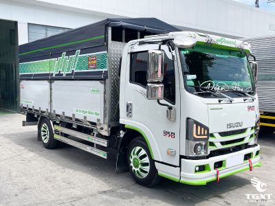 Xe tải nhẹ Isuzu QKR QMR77HE5 2.4T thùng bạt, thiết kế hiện đại, tiết kiệm nhiên liệu, phù hợp vận chuyển hàng trong đô thị.