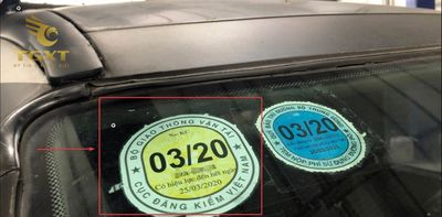 Xe tải đang tra cứu phù hiệu qua ứng dụng di động trên điện thoại.