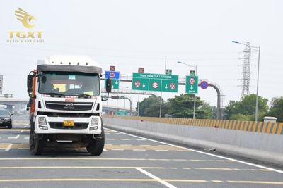 phi-duong-bo-xe-tai-3.jpg Hình ảnh mô phỏng xe tải ch Lyons trên đường cao tốc, minh họa phí đường bộ mới cập nhật theo Nghị định 90/2023/NĐ-CP.