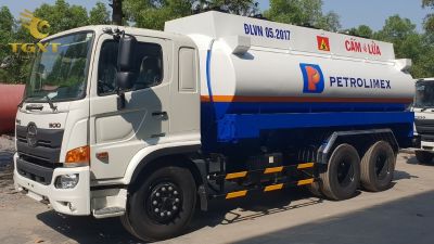 tai-sao-xe-cho-xang-dau-co-day-xich-1.jpg Dây xích kim loại trên xe tải chở xăng dầu, thiết bị an toàn ngăn ngừa cháy nổ, bảo vệ cộng đồng.