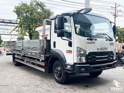 Xe tải Isuzu FRR90LE5 6.5 Tấn với thùng lửng, phù hợp vận chuyển hàng hóa nội thành và liên tỉnh, khí thải Euro 5, động cơ mạnh mẽ.