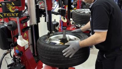 Máy ra vào lốp xe tải chuyên dụng giúp nâng cao hiệu quả sửa chữa, đảm bảo an toàn và tiết kiệm thời gian tại xưởng.