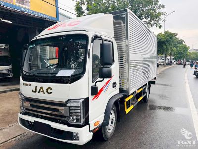 Xe tải JAC N250S E5 2.3 Tấn, thùng kín 4.2m, động cơ Euro 5, tiết kiệm nhiên liệu, phù hợp vận chuyển doanh nghiệp nhỏ và vừa.