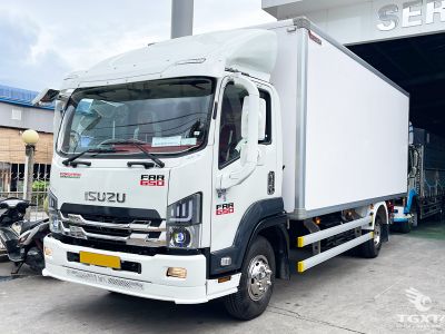 Xe tải Isuzu FRR90LE5 6 tấn, thùng bảo ôn oxy, động cơ Euro 5, phù hợp vận chuyển lạnh và khí y tế.