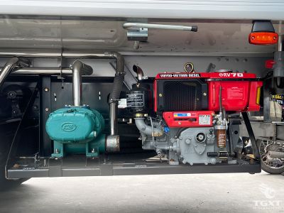 Xe tải Isuzu FRR90LE5 6 tấn, thùng bảo ôn oxy, động cơ Euro 5 mạnh mẽ, phù hợp vận chuyển lạnh và khí y tế.