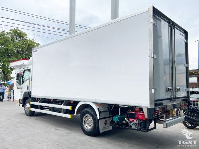 Xe tải Isuzu FRR90LE5 6 tấn, thùng bảo ôn oxy, mạnh mẽ, tiết kiệm nhiên liệu, phù hợp vận chuyển lạnh và khí y tế.