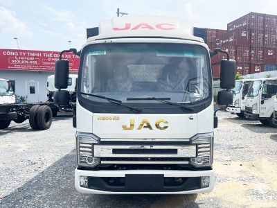 Xe tải JAC N200S Pro E5 1.9 Tấn với thiết kế hiện đại, khả năng tải cao, tiết kiệm nhiên liệu, phù hợp vận chuyển đô thị, giá cạnh tranh từ 430 triệu.